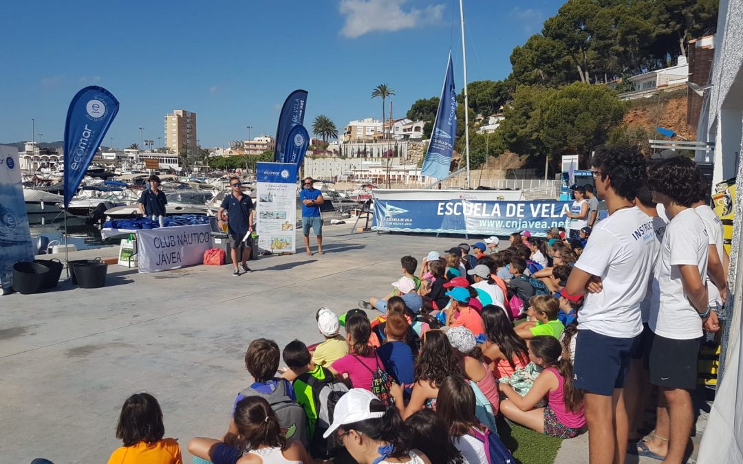El Club Náutico organiza junto a la Fundación Ecomar y Coca Cola una jornada de limpieza de la costa
