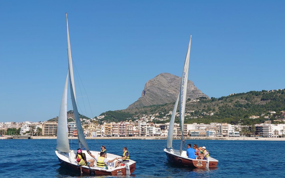 Escolares con TEA navegan y disfrutan del mar con el Club Náutico Jávea