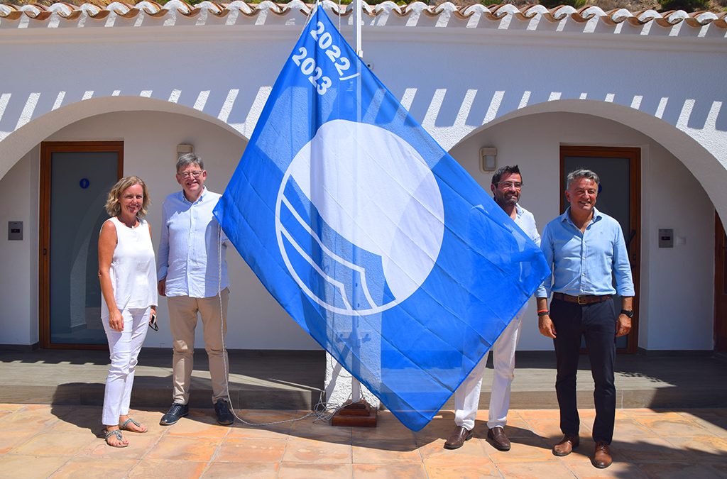Ximo Puig iza la bandera azul del Club Náutico Jávea