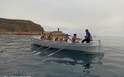 150 alumnos de los Institutos de Xàbia se acercan al remo de la mano del Club Náutico Jávea