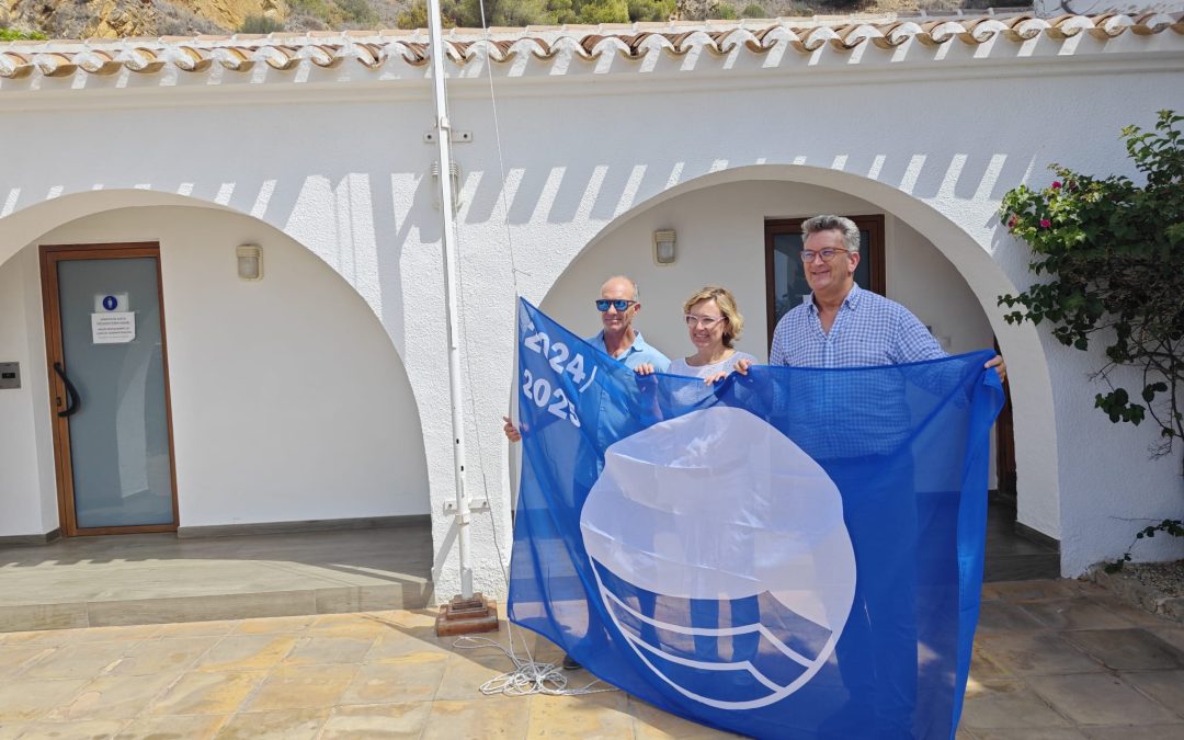 Izado de la Bandera Azul en el Club Náutico de Jávea