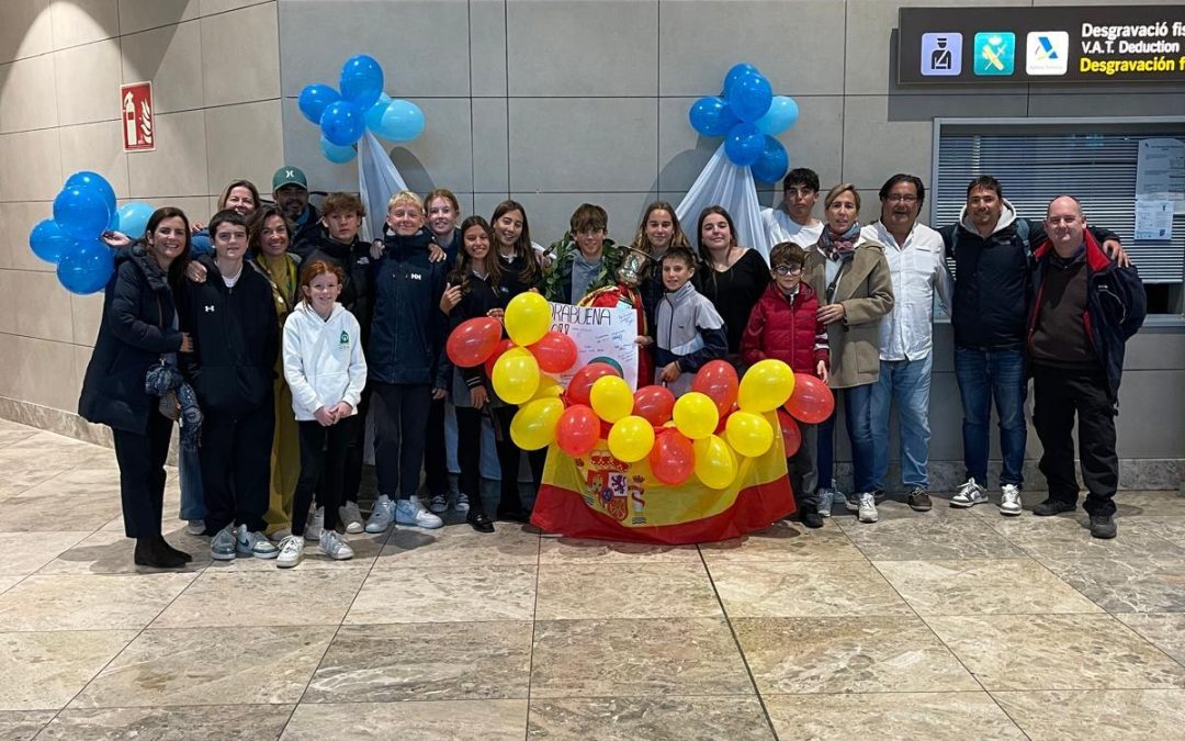 Equipo y familiares reciben en el aeropuerto a Mateo Carbonell