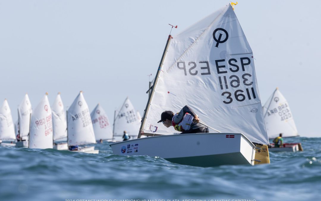 Mateo Carbonell desafía al líder en el Mundial de Optimist