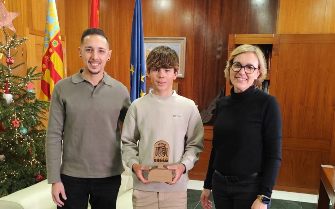 La alcaldesa de Xàbia y el concejal de Deportes reciben a nuestro regatista Mateo Carbonell