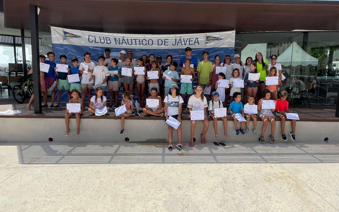 87 niños y niñas disfrutan navegando esta semana en nuestra escuela de vela