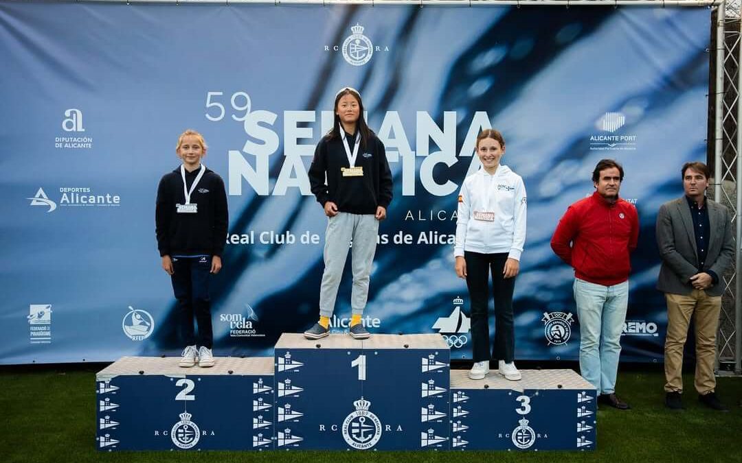Alexandra Y. Wang y Nikole Douglas suben al pódium en la 59ª Semana Náutica de Alicante