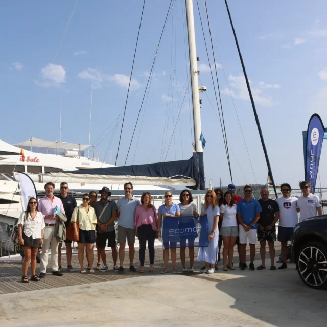 Desde el Club Náutico de Jávea nos hemos unido a la jornada organizada por la @fundacionecomar centrada en una labor tan innovadora como necesaria: la replantación de Posidonia en el Mediterráneo.

Carmen Mulet, nuestra directora deportiva y Marta Díaz Barrera, nuestra responsable de sostenibilidad y medio ambiente, han participado en la salida al mar organizada para conocer de cerca este proyecto pionero.

Se trata de una iniciativa orientada a restaurar las praderas de Posidonia oceánica, una planta marina esencial para la conservación del ecosistema. El objetivo es recolectar, cultivar y replantar esta especie, clave para la biodiversidad marina y la lucha contra el cambio climático 🌊

El proyecto, con un fuerte enfoque ecológico, involucra al sector pesquero, voluntariado y ciudadanía, promoviendo la sensibilización ambiental y fomentando la participación colectiva⚓

Gracias a la Fundación ECOMAR y a todas las entidades colaboradoras por hacer posible esta gran iniciativa 💙

#somosunequipo #somosdeporte #Posidonia #SostenibilidadMarina #marina #replantaciónposidionia 

📸 @fundacionecomar 

@xabiaesports @acncv_oficial @somvelafederacio