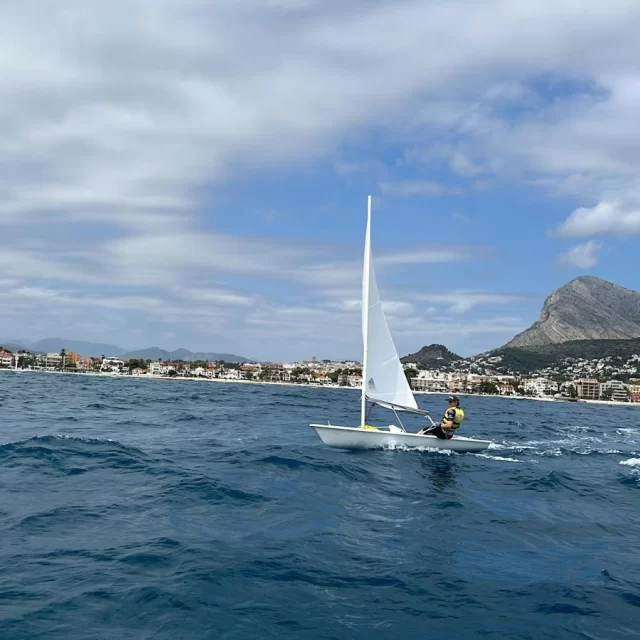 🌞 Este verano... ¡vive el mar como nunca en el Club Náutico de Jávea! 

Desde el 21 de junio hasta el 5 de septiembre, vuelve nuestra escuela de verano, con actividades para todas las edades y niveles. Ya puedes reservar tu plaza y sumarte a una experiencia que combina deporte, aprendizaje y diversión en plena bahía de Jávea 🌊

Modalidades:
🔹 Optimist
🔹 ILCA
🔹 Windsurf
🔹 Barcos colectivos
🔹 Remo

Tanto si te inicias en el mar como si quieres perfeccionar tu técnica, tenemos el curso ideal para ti 💪

🎯 Las plazas son limitadas, ¡no te quedes sin la tuya!

📲 Inscripciones abiertas en nuestra web.

#somosunequipo #somosdeporte #escuelavela #windsurf #escuelaverano #optimist #remo #jávea

@somvelafederacio @xabiaesports @acncv_oficial