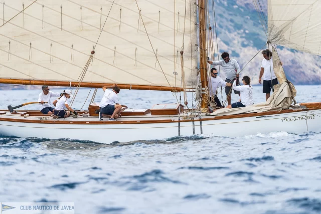Elegancia, historia en el agua y trabajo en equipo 🙌🏼

Se acerca la III Regata de Vela Clásica de la Comunitat Valenciana, que reúne cuatro categorías excepcionales: Época, Clásicos, RI Espíritu Tradición y Modern Classics 🤎🧭

¡Nos vemos pronto! 

#velaclásicajávea 
#velaclásica #regatavelaclásica #jávea #barcosclásicos #clubnáuticojávea

@xabiaesports @acncv_oficial @somvelafederacio @blackcapevlc @engelvoelkers.espana @engelvoelkers.valencia @epifanes_nl @mahou_es @oficial_rfev