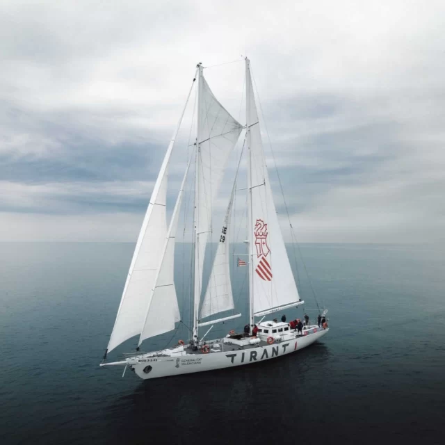 🌊⚓ Salida en la Goleta Tirant I para niños y niñas de 10 a 15 años ⚓🌊

Con motivo de la III Regata de Vela Clásica, organizada por el Club Náutico de Jávea del 27 al 29 de junio, ofrecemos una actividad muy especial para los más jóvenes:

➡️ Salida en la Goleta Tirant I de la @generalitatvalenciana , una embarcación tradicional que surcará la bahía de Jávea para que los niños vivan una auténtica experiencia marinera.

📆 Fecha: Viernes 27 de junio.
📍 Lugar: Club Náutico de Jávea.
👧🧒 Edad recomendada: de 10 a 15 años.
💶 Precio: 22€ por participante.
🕘 Hora: 10h a 14h.
🎒 Se recomienda llevar: gorra, protección solar, agua y calzado cómodo. 

🔗 Inscripciones online a través de nuestra web. 

⚠️ Plazas limitadas. ¡No dejéis pasar esta oportunidad única de disfrutar del mar desde una goleta histórica!

@somvelafederacio @xabiaesports @acncv_oficial