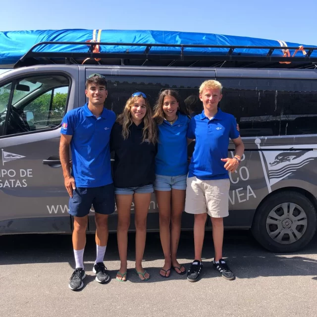 ⛵ Nuestros regatistas Begoña y Elena Pérez-Manglano y @macgregor.22 ya están navegando en ILCA 4, y este verano comienzan su nueva etapa en la clase con mucha ilusión y motivación.

💥 Lo han hecho participando en el II Trofeo Paraíso Salado, celebrado durante tres jornadas en el @clubnauticovillasanpedro , donde han firmado un inicio muy prometedor:

🥇 Begoña se alzó con la victoria, llevándose el primer puesto. 
💪 Macgregor logró una sólida 11.ª posición, mostrando gran progresión en sus inicios en la clase.

👏 Este paso adelante llega también acompañado por la incorporación de @joanravie como nuevo entrenador de ILCA 4, que se une al equipo técnico del club con muchas ganas y profesionalidad.

¡Enhorabuena por este gran comienzo en la nueva clase! 💛💙🤍

#somosunequipo #somosdeporte #ILCA4 #Velaligera #regatistas 

@somvelafederacio @xabiaesports @acncv_oficial @oficial_rfev