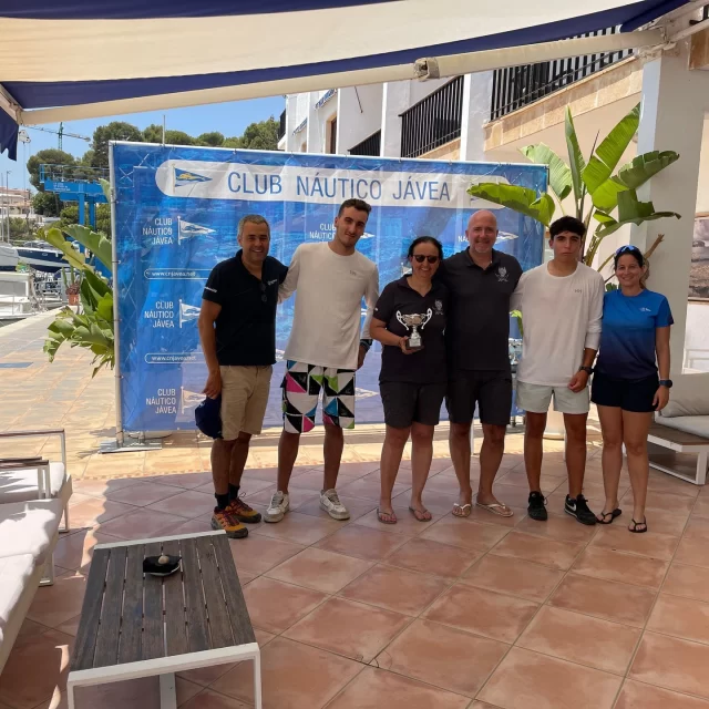 Trofeo 4 Estaciones ⛵☀️ 

Este sábado, con la llegada del verano, celebramos en el Club Náutico de Jávea la prueba del Trofeo 4 Estaciones - Verano, un circuito que reúne a las embarcaciones de crucero de la zona durante el año en nuestra bahía. 
Tras completar la prueba, estos fueron los resultados:

🏆 ORC 1:
🥇 Cool – Pablo Mira.
🥈 Argo – Antonio Melia.
🥉 Jávea III – Alejandro Maestre.

🏆 ORC 2:
🥇 Ardora – Antonio Gadea.
🥈 Little Nellie – Alejandro Sánchez.
🥉 Tikehau – Alicia De Otegui.

¡Enhorabuena a todos los participantes y gracias por seguir apostando por la vela de crucero en nuestro club! ⚓

#somosunequipo #somosdeporte #Trofeo4Estaciones #VelaCrucero #Jávea #crucero #tripulaciones 

@somvelafederacio @xabiaesports @acncv_oficial